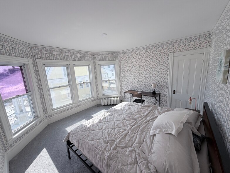 Building Photo - 16 Parkview Ave