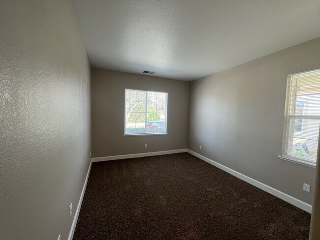 Building Photo - 4 bedroom home with 3 car garage in Patterson!