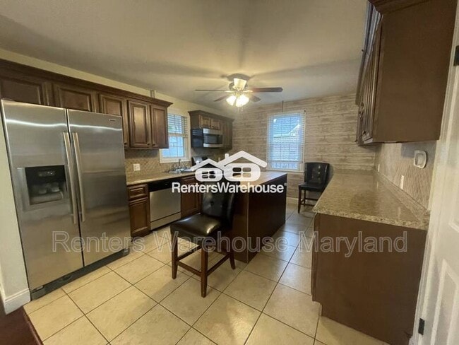 Building Photo - 8203 Watersedge Rd