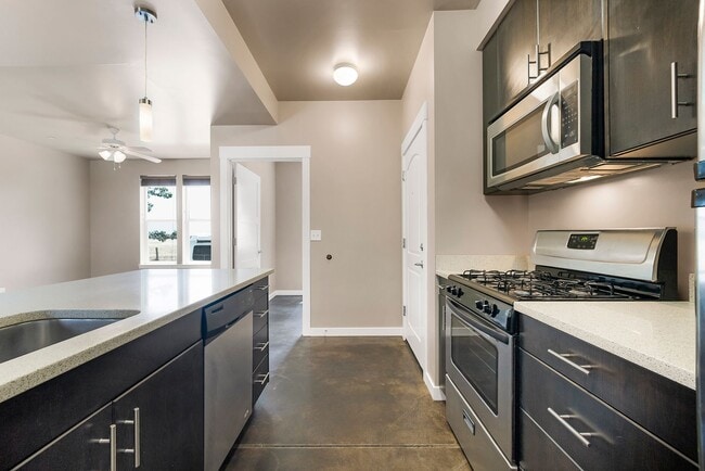 Building Photo - MOVE IN SPECIAL $2000 SIGN A LEASE BY MARCH 18TH    2 Bedroom, 1 Bath Available!