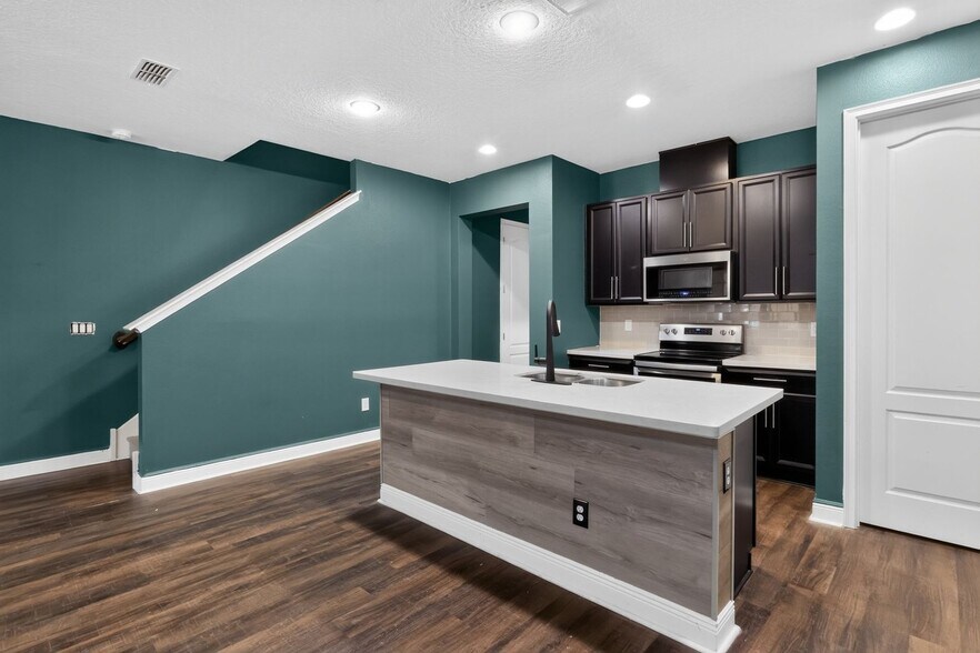 Building Photo - 6536 Calamondin Dr