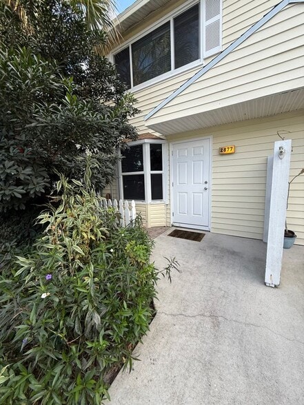 Building Photo - 2877 NE 15th St