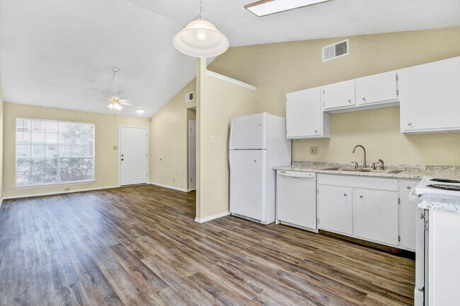 Building Photo - Move-In Ready Condo with Open Layout