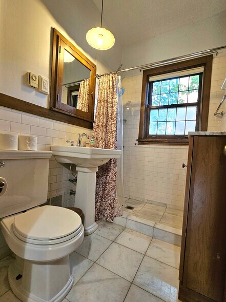 Building Photo - 5656 S Dorchester Ave