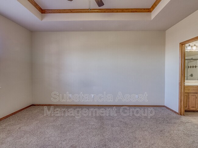 Building Photo - 901 NE 26th Ct