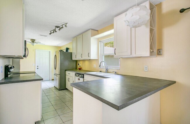 Building Photo - 137 Peppertree Dr