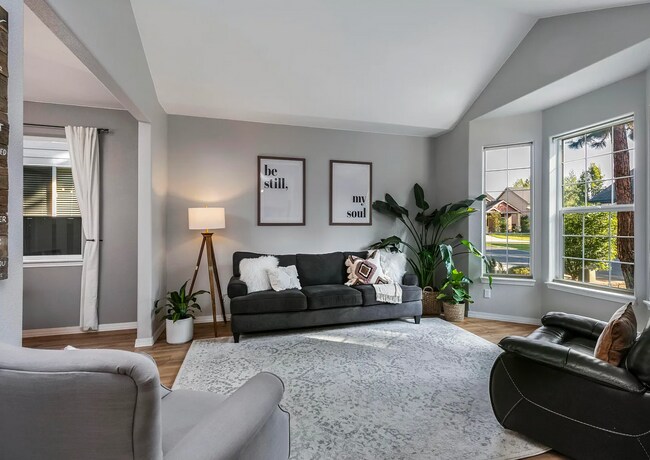 Building Photo - Gorgeous, Bright 4 Bedroom Home in SW Bend!