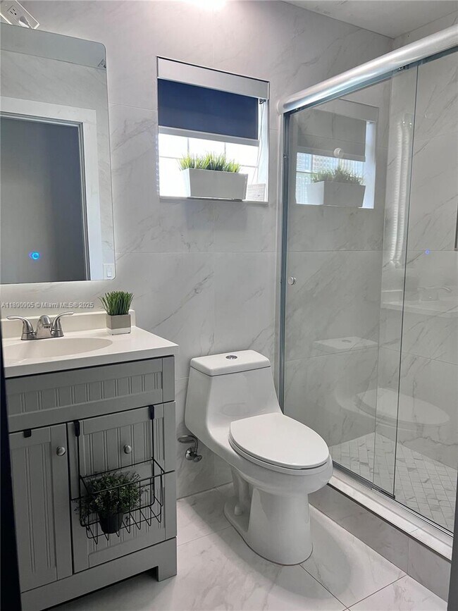 Building Photo - 1371 Bayview Cir