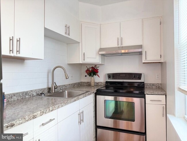 Building Photo - 5906 Benton Heights Ave