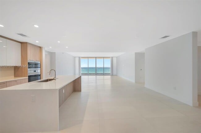 Building Photo - 153 N Seabreeze Blvd