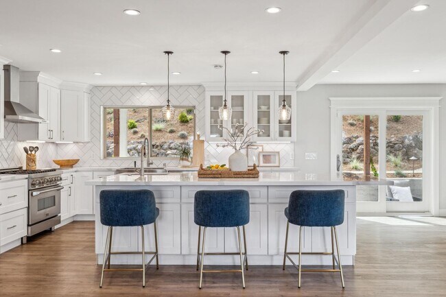 Building Photo - Large Single Family Home