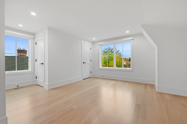 Building Photo - 191 Field Point Rd