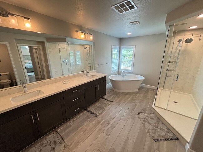 Building Photo - Contemporary 4Bed/3Bath/3 Car/+ Loft -residence located in the Silverado Ranch area