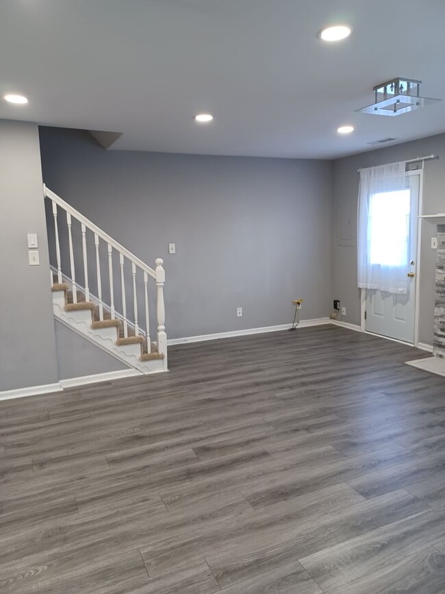 Building Photo - Spacious 3 BR townhouse in VA Beach with a...