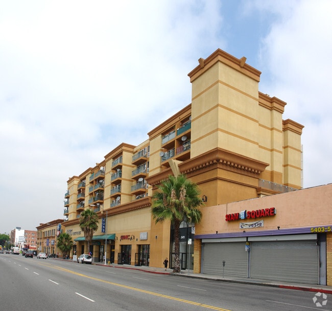 Building Photo - Hollyview