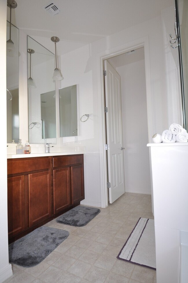 Building Photo - Stunning 5bed/3bath 2771 sq/ft Gilbert Home!