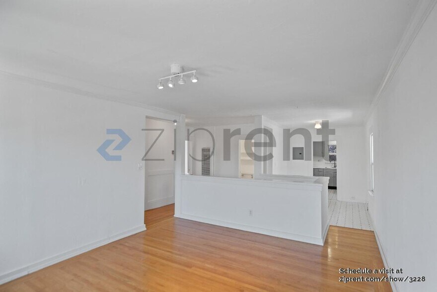 Building Photo - 928 60th St