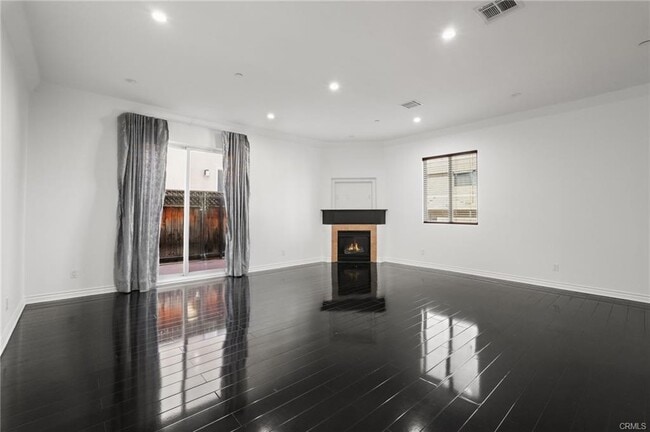 Building Photo - 10235 Independence Ave