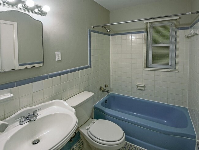 Building Photo - Updated 3 bed, 1.5 bath near U of M.