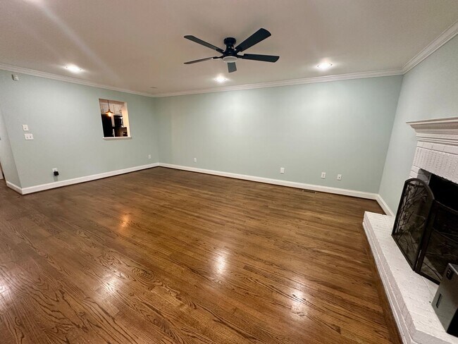 Building Photo - Beautifully Updated Townhome in the Heart of Clemson