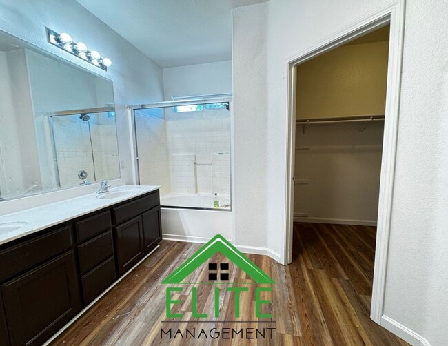 Building Photo - Charming 3 Bedroom, 2 Bath Home in Prime S...