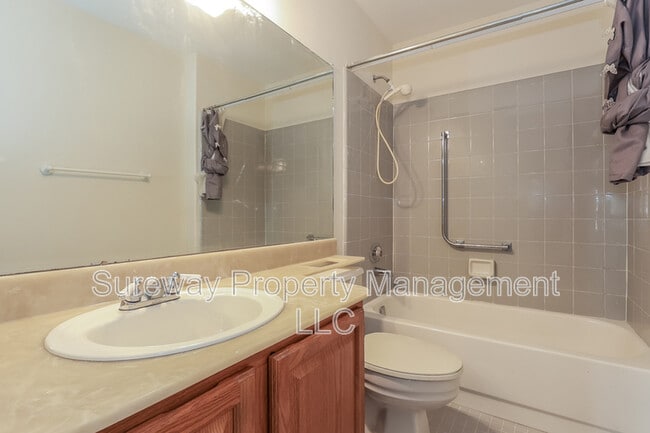 Building Photo - 1042 A Canterbury Dr