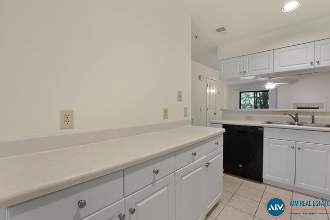 Building Photo - Updated Wyndemere Condo at Yacht Cove – Fr...