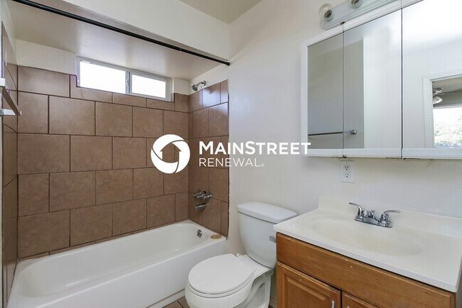 Building Photo - 4 Bedroom Pet-Friendly Home in Phoenix, AZ with Main Street Renewal