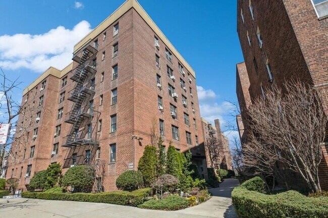 Building Photo - Comfortable and Spacious Rental Opportunity