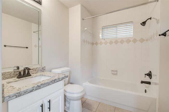 Building Photo - 5417 Lillian St