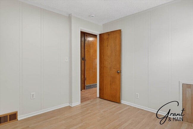 Building Photo - 3 bedroom 2 bath