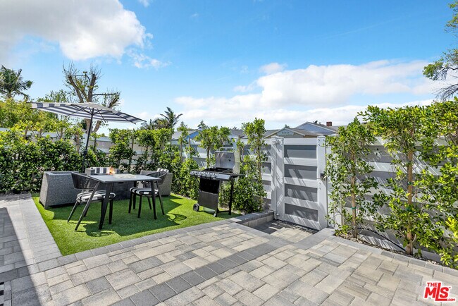 Building Photo - 7076 Park Manor Ave