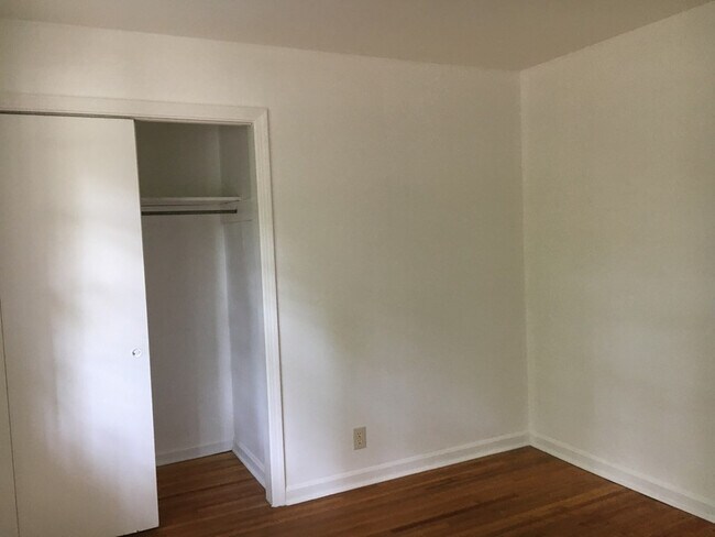 Building Photo - 925 Magnolia St SE