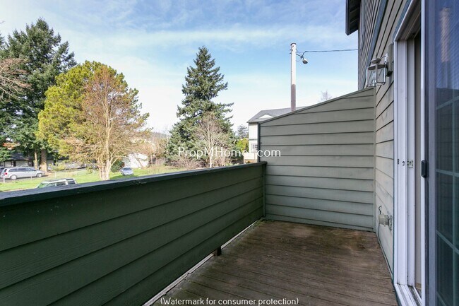 Building Photo - Comfortable 3-Story Townhome in Powellhurs...