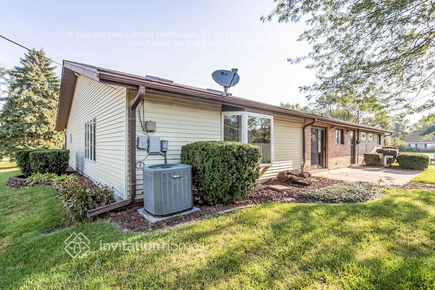 Building Photo - 16400 Sherwood Dr