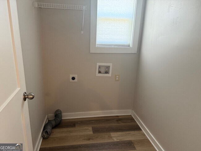 Building Photo - 348 North Point Cir