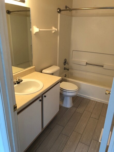 Building Photo - 104 Waterview Dr