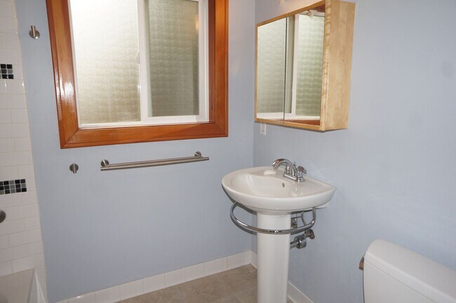 Building Photo - Amazing two bedroom sellwood beauty!