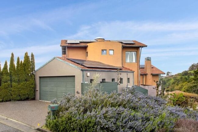 Building Photo - Luxury Living Above The Bay -- Iconic views!