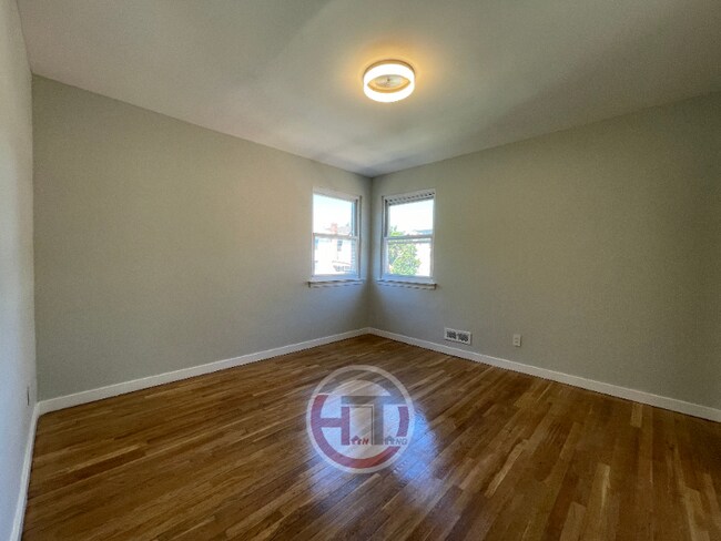 Building Photo - 1529 Dwight Pl