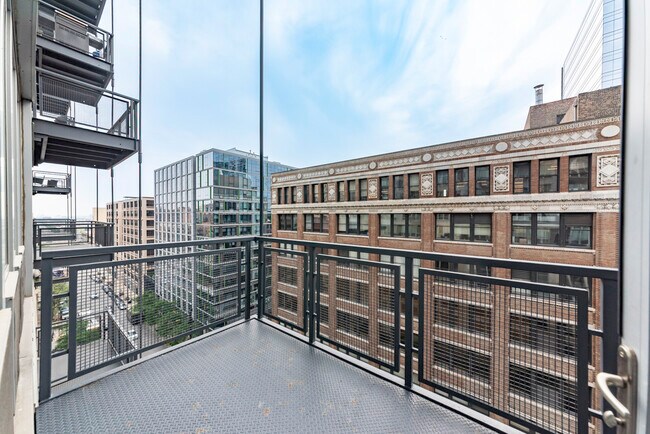 Building Photo - 565 W Quincy St