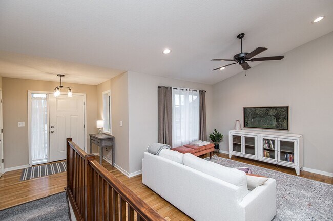 Building Photo - 3367 Ridgeline Dr SE