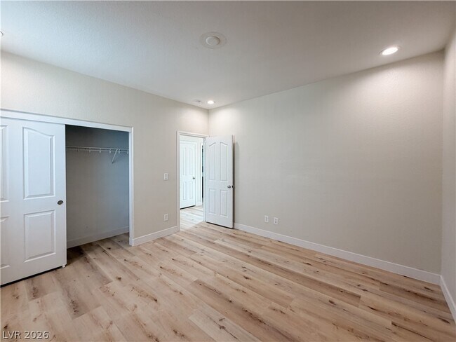 Building Photo - 10150 W Glen Aire Ave