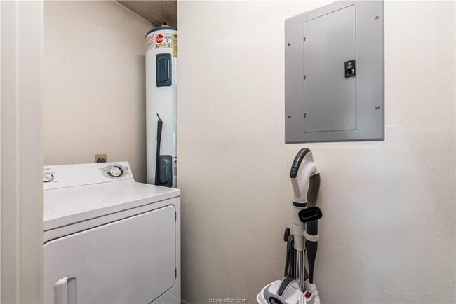 Building Photo - AUGUST PRE-LEASE!! Charming 3/2 on bus route!