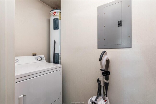 Building Photo - Available NOW!! Cute 3/2 four-plex Close t...