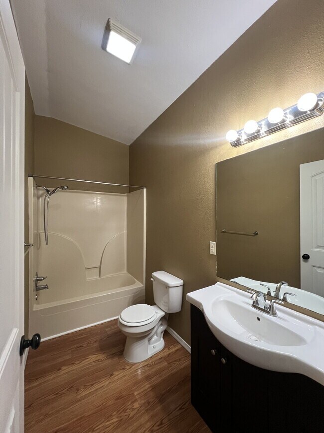 Building Photo - 2BR Prestine / Lakeview Townhouse