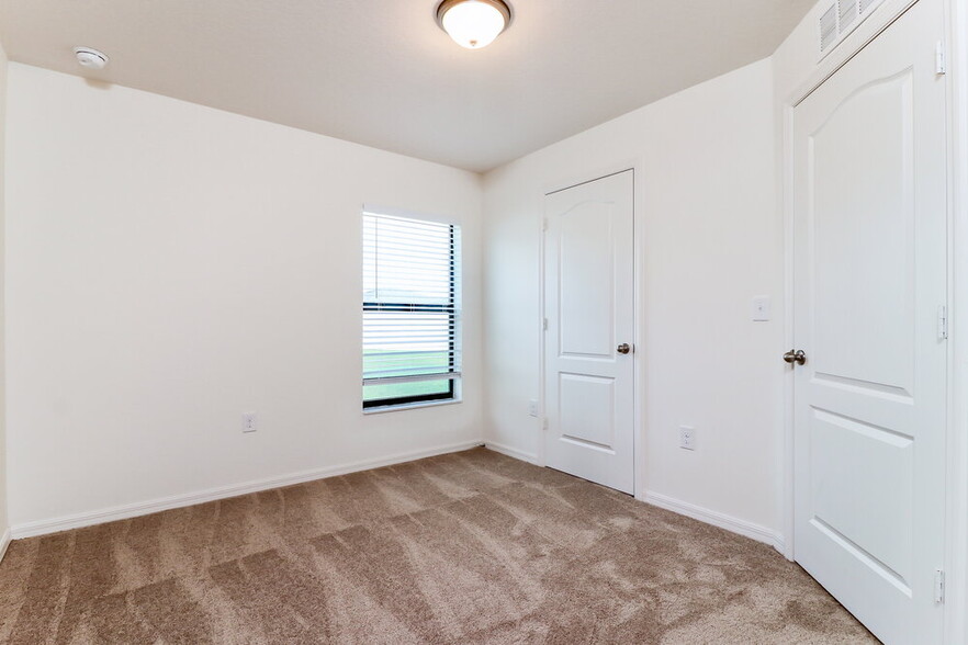 Building Photo - 4176 High Ridge Ave