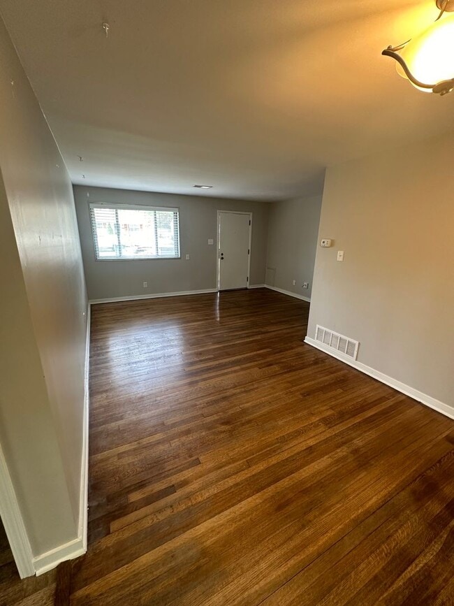 Building Photo - Beautiful Home in Colonial Acres!