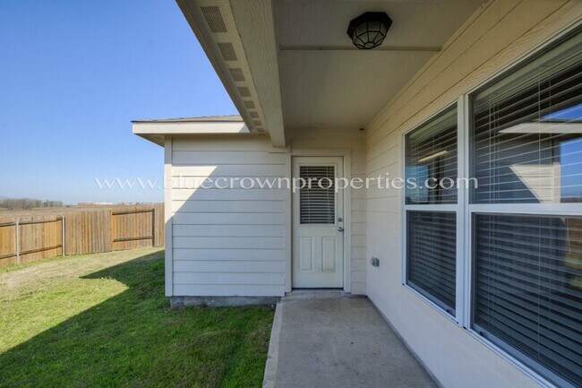 Building Photo - 2221 Meadow Dr