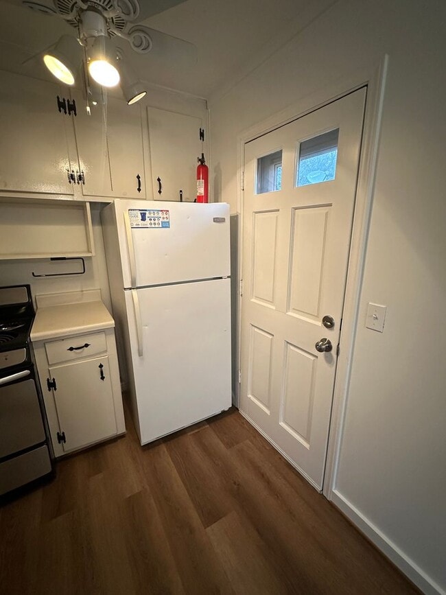 Building Photo - 722 Holly St